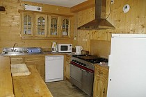 Chalet Andreas en Jacobin - keuken met magnetron en fornuis